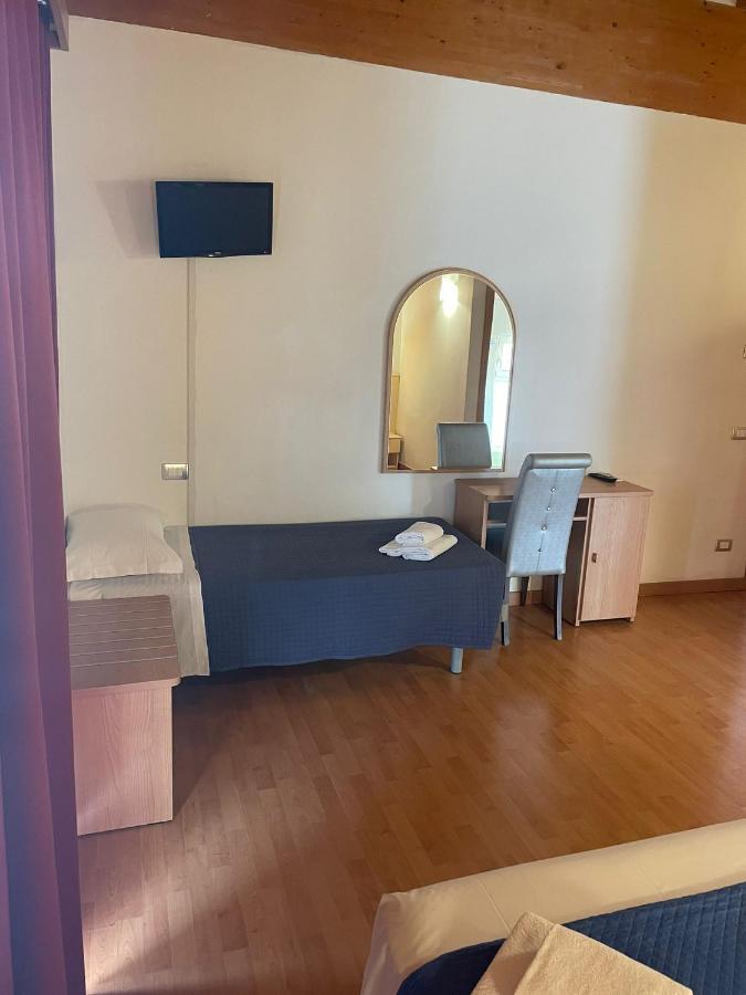 Vittoria Rooms Peschiera Peschiera del Garda Exterior foto