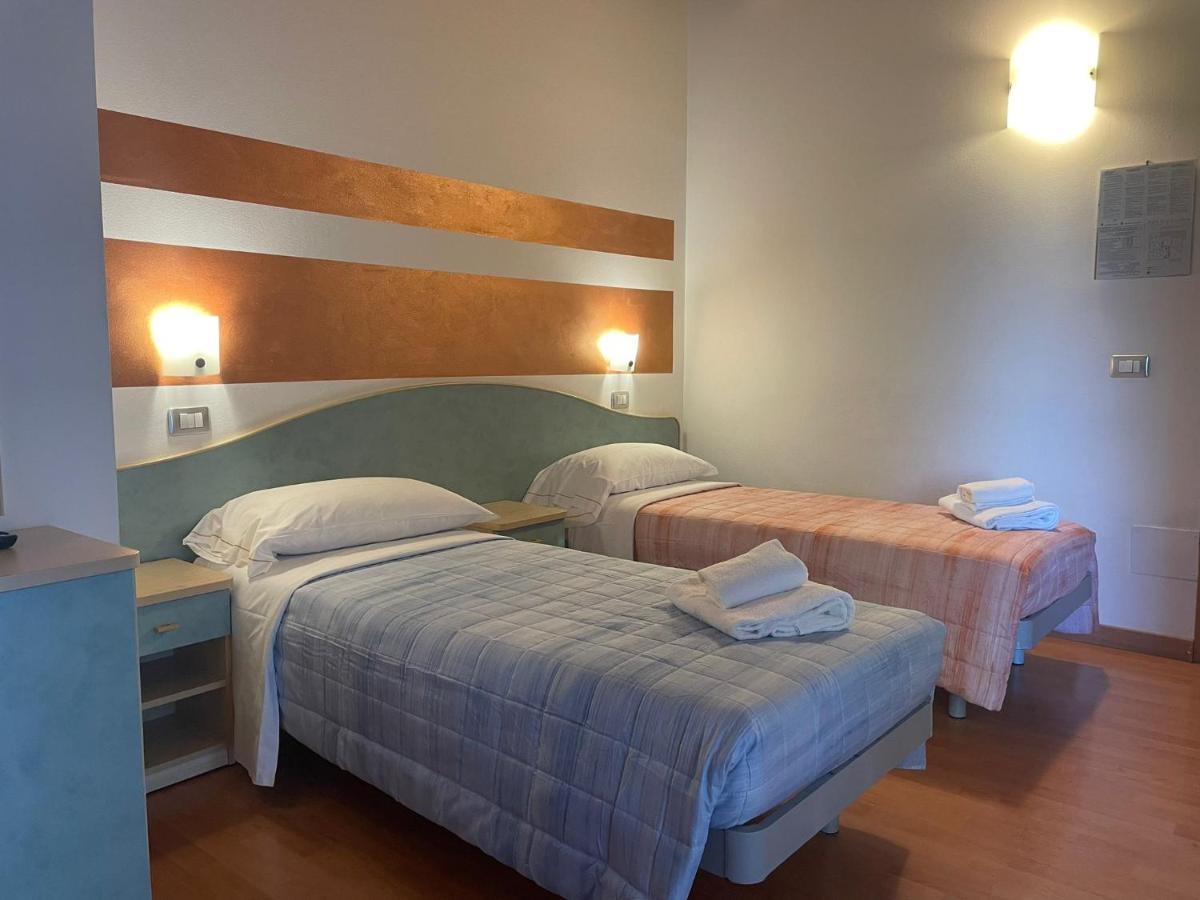 Vittoria Rooms Peschiera Peschiera del Garda Exterior foto