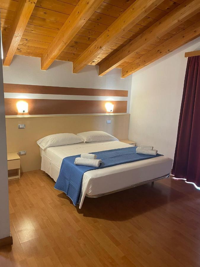 Vittoria Rooms Peschiera Peschiera del Garda Exterior foto