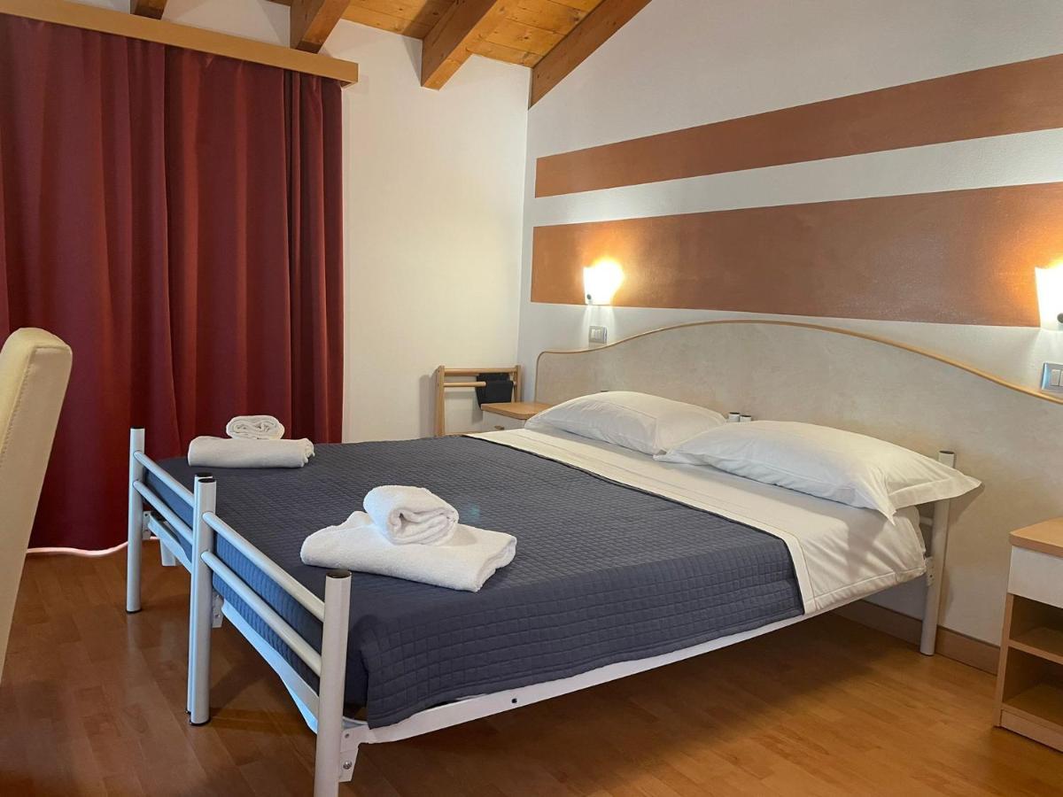 Vittoria Rooms Peschiera Peschiera del Garda Exterior foto