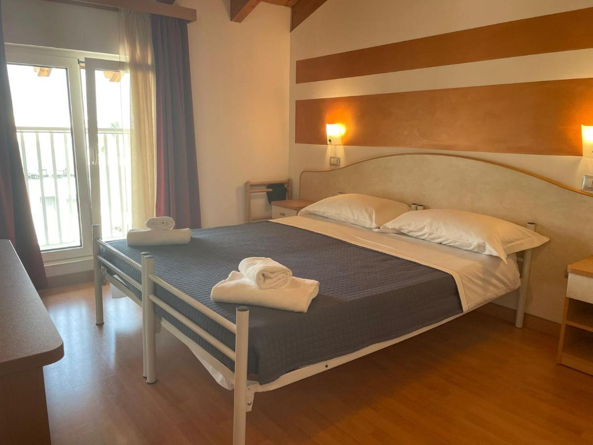 Vittoria Rooms Peschiera Peschiera del Garda Exterior foto