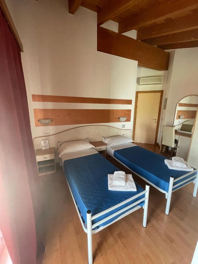 Vittoria Rooms Peschiera Peschiera del Garda Exterior foto