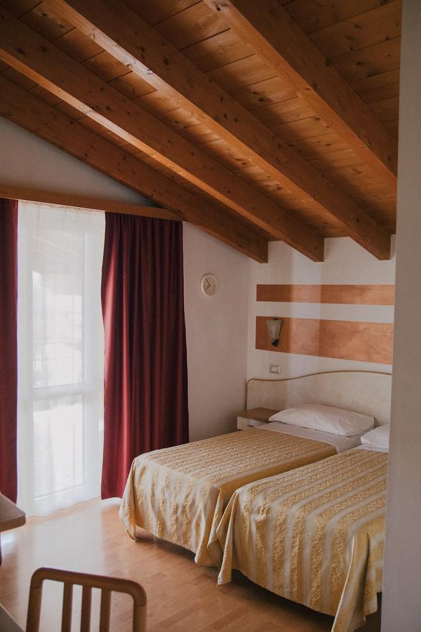 Vittoria Rooms Peschiera Peschiera del Garda Exterior foto